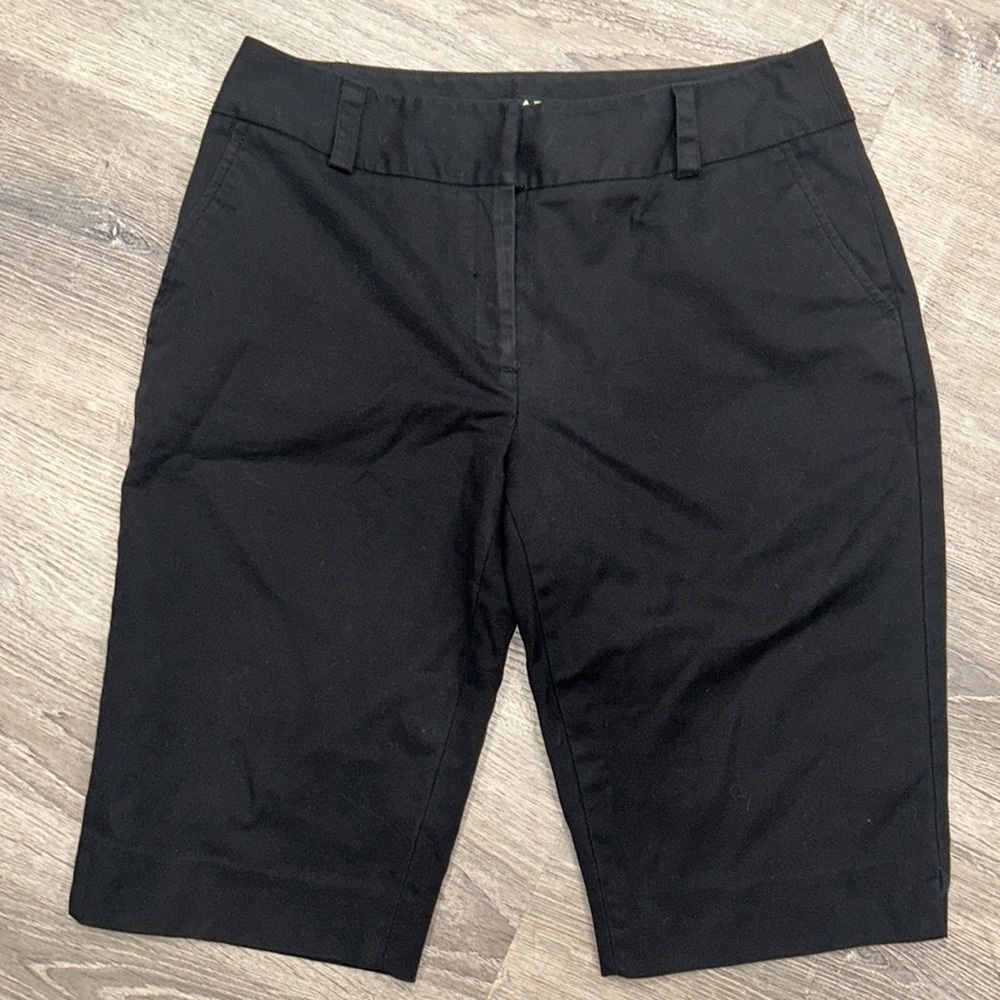 Apt 9 Maxwell size 10 women’s black Bermuda shorts. Excellent condition.
